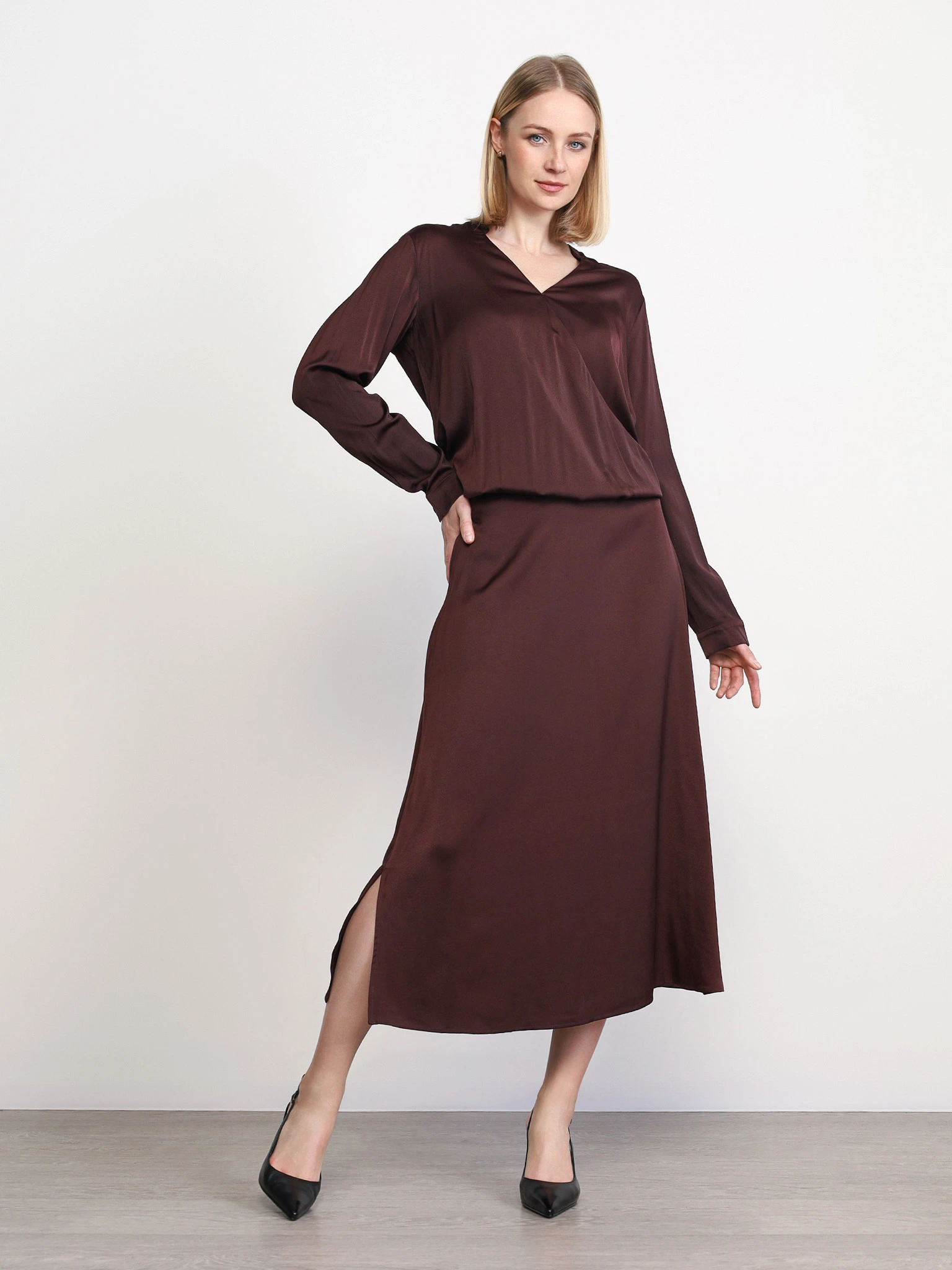 Юбка с разрезом сбоку темно-бордового цвета